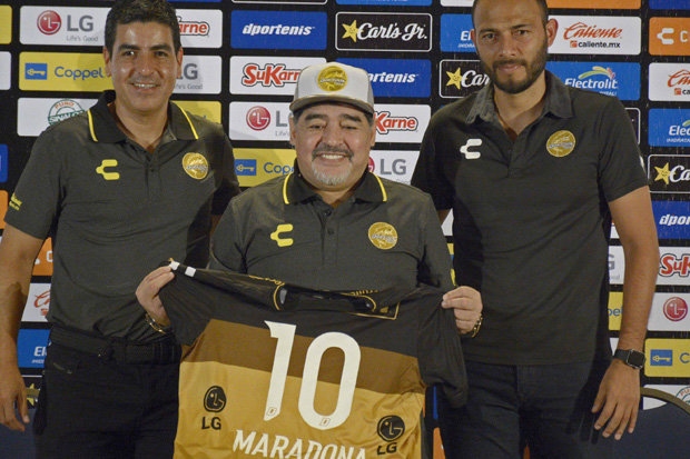 Аржентинската футболна легенда Диего Марадона беше представен като нов треньор