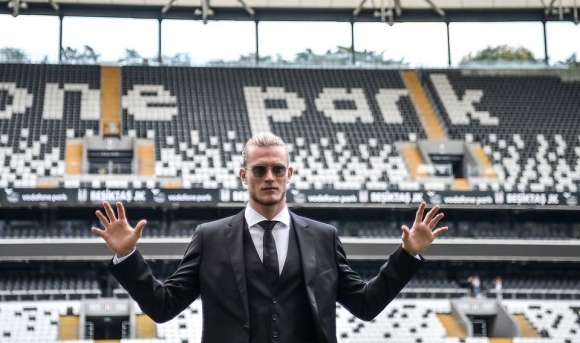 Бившият вратар на Ливърпул Лорис Кариус се радва на нарастваща