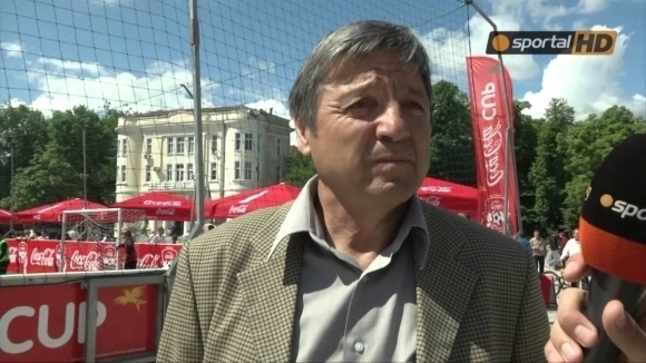 Една от най големите легенди на пловдивския футбол Петър Зехтински празнува