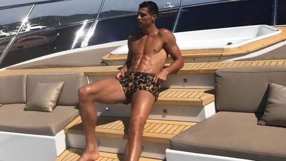 Кристиано Роналдо показа уникалното си тяло в рекламата на новата