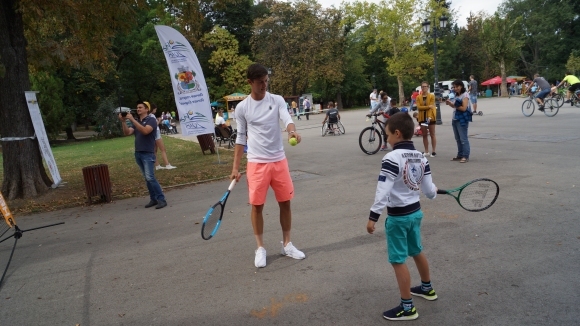 Държавният шампион по тенис на страната Александър Лазаров и една