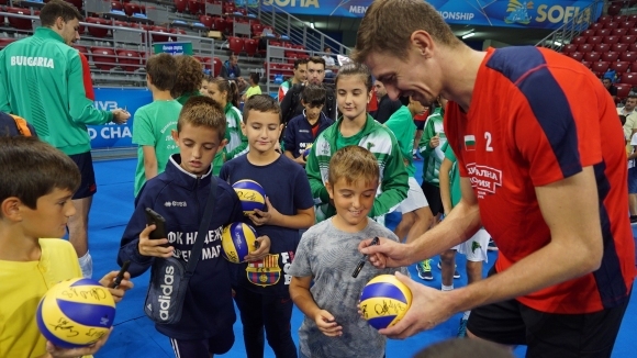 Волейболните национали на България зарадваха десетки деца от училището в