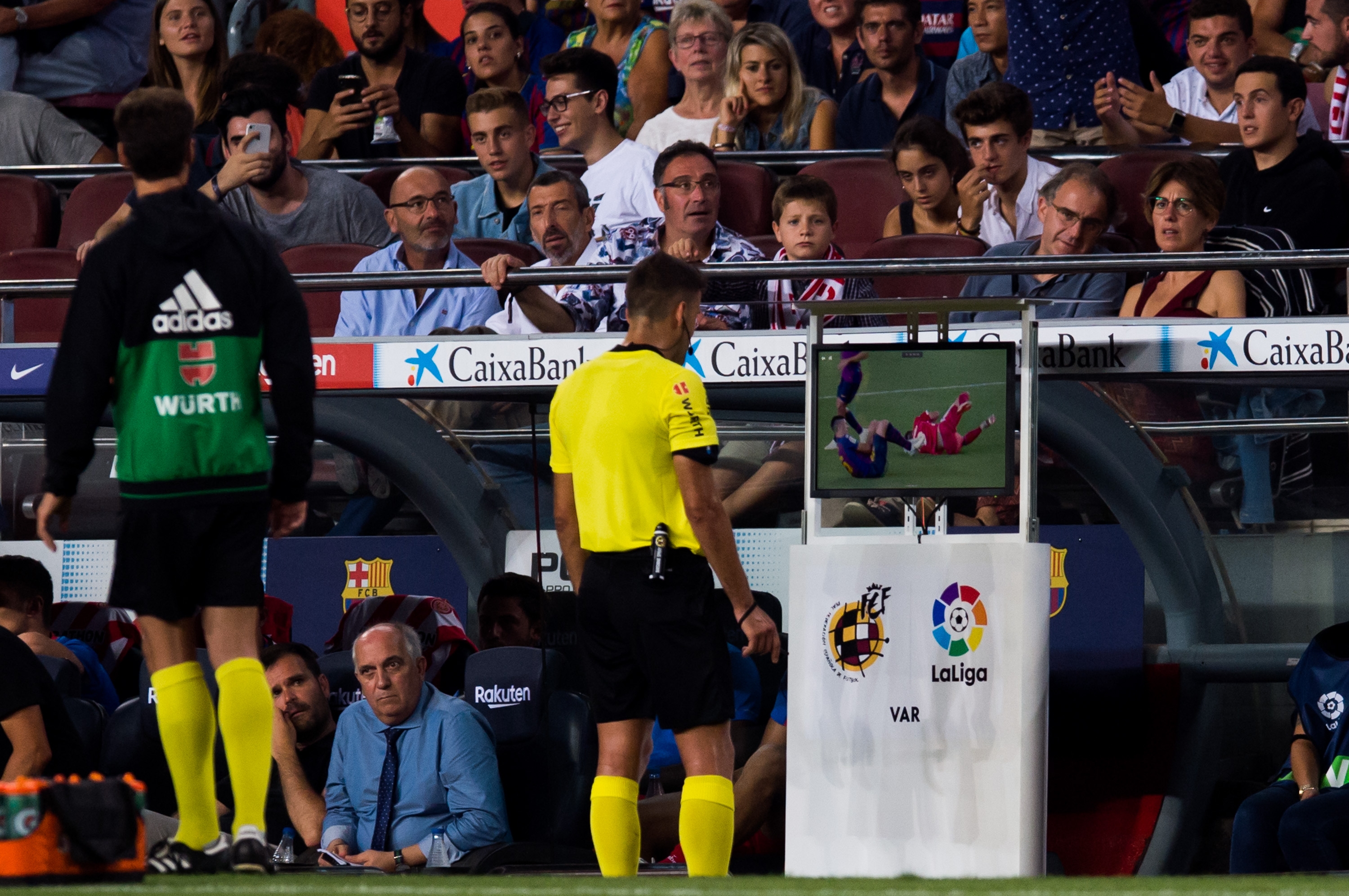 Барселона ще обжалва червения картон на Клеман Ленгле който получи