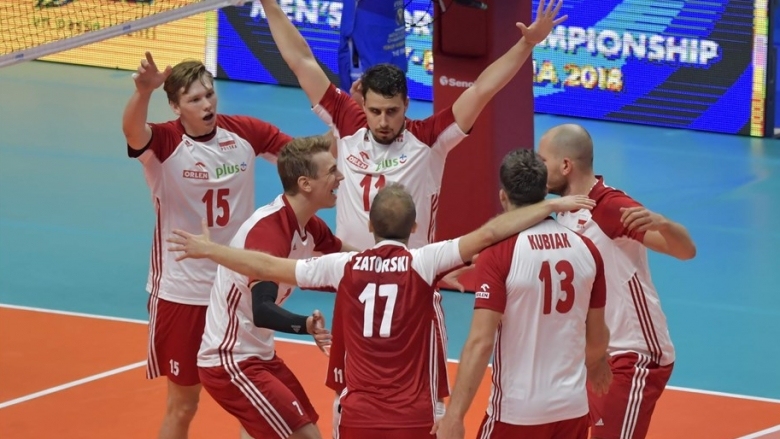 Мъжкият национален отбор на Полша остава в битката за титлата