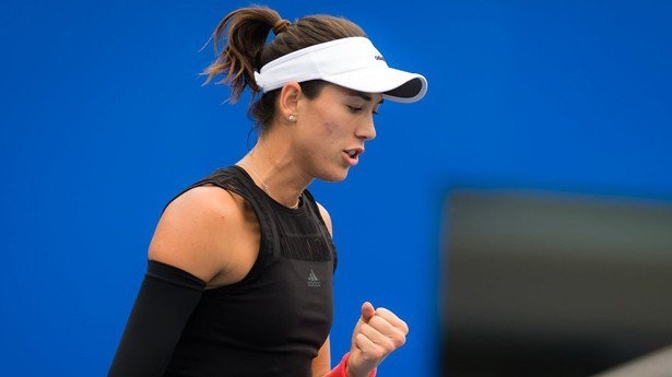 Шампионката през 2015 година Гарбине Мугуруса Испания стартира с успех