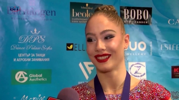 Световната шампионка по художествена гимнастика с ансамбъла Елена Бинева претърпяла