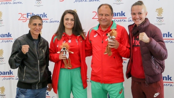 С бижута под формата на четирилистни детелини подарък от президента