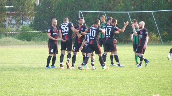 Новосформираният футболен клуб Звезденбург хвърли бомбата в турнира за Аматьорската