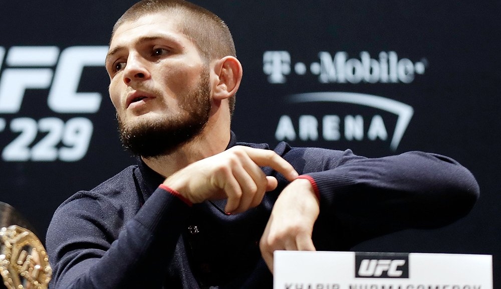 Хабиб Нурмагомедов си тръгна обиден от пресконференцията преди сблъсъка с