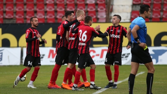Отборите на Струмска слава и Локомотив (София) играят при 0:0