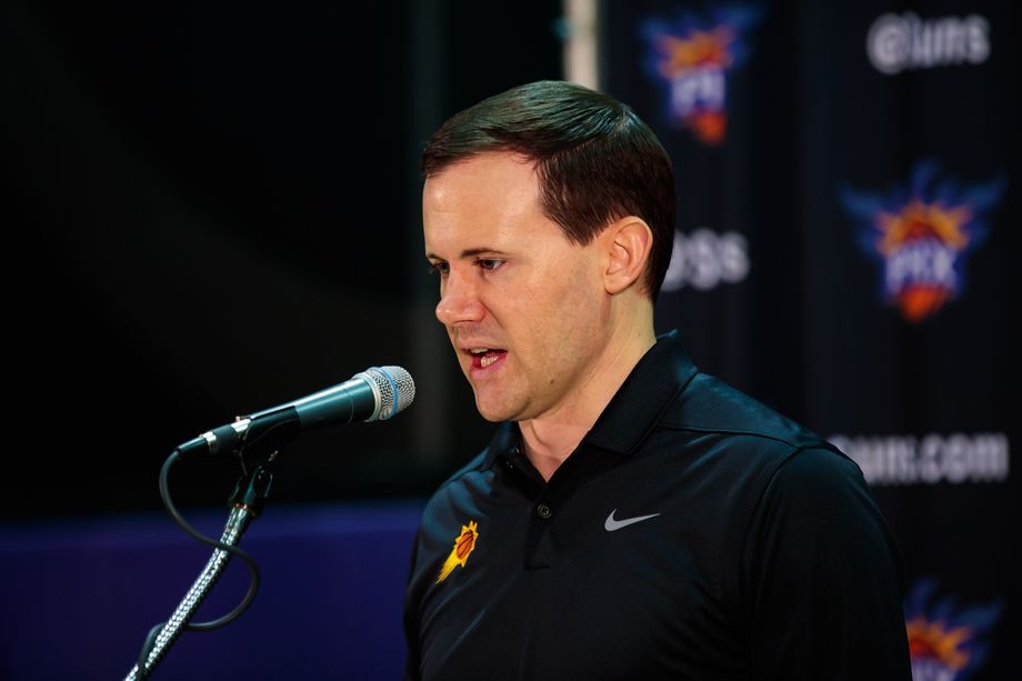 Финикс Сънс изненадващо уволни генералния си мениджър Райън МакДанъх въпреки