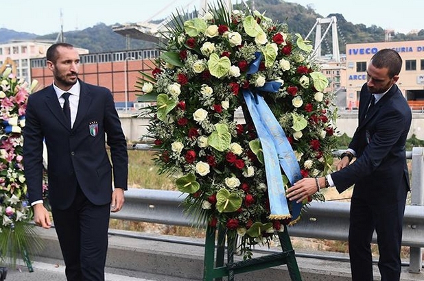 Футболистите от националния отбор на Италия отдадоха почит на жертвите