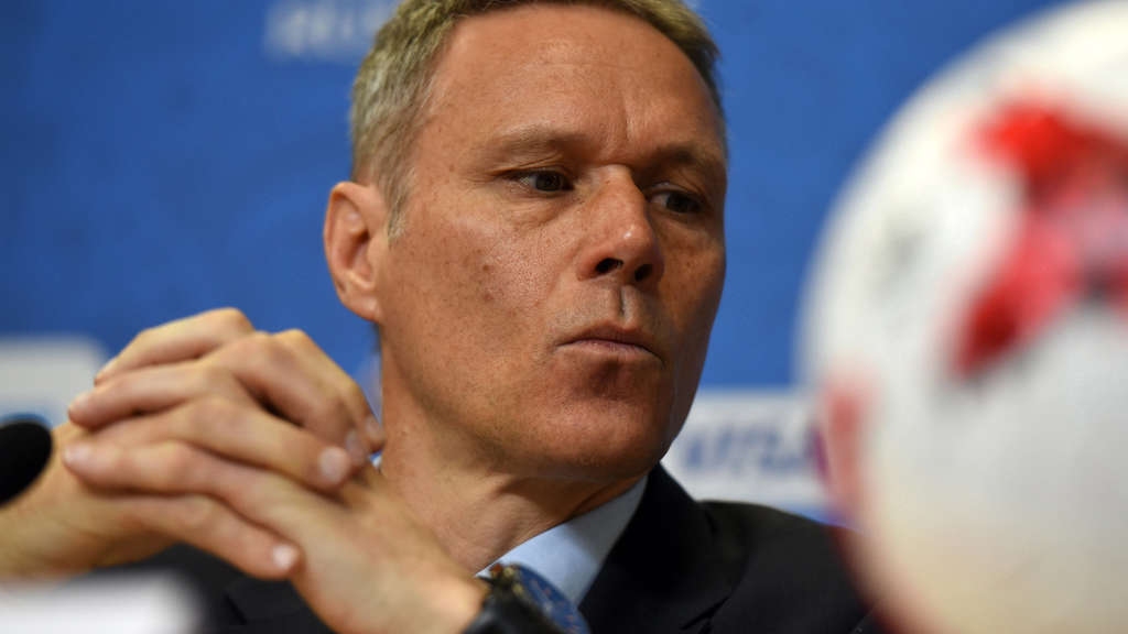 Марко ван Бастен напуска поста технически директор във ФИФА Това