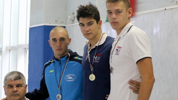Светлозар Николов (в средата) покри норматив за Световното първенство на