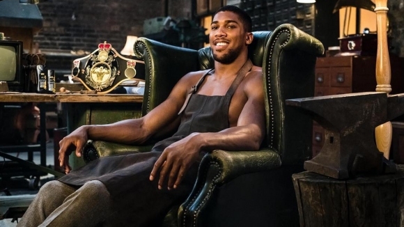 Британската суперзвезда Антъни Джошуа чукна 29 години вчера и отпразнува