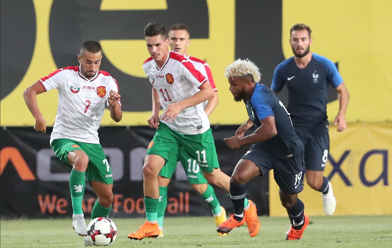 Трима футболисти от младежкия национален отбор на България демонстрираха ниско