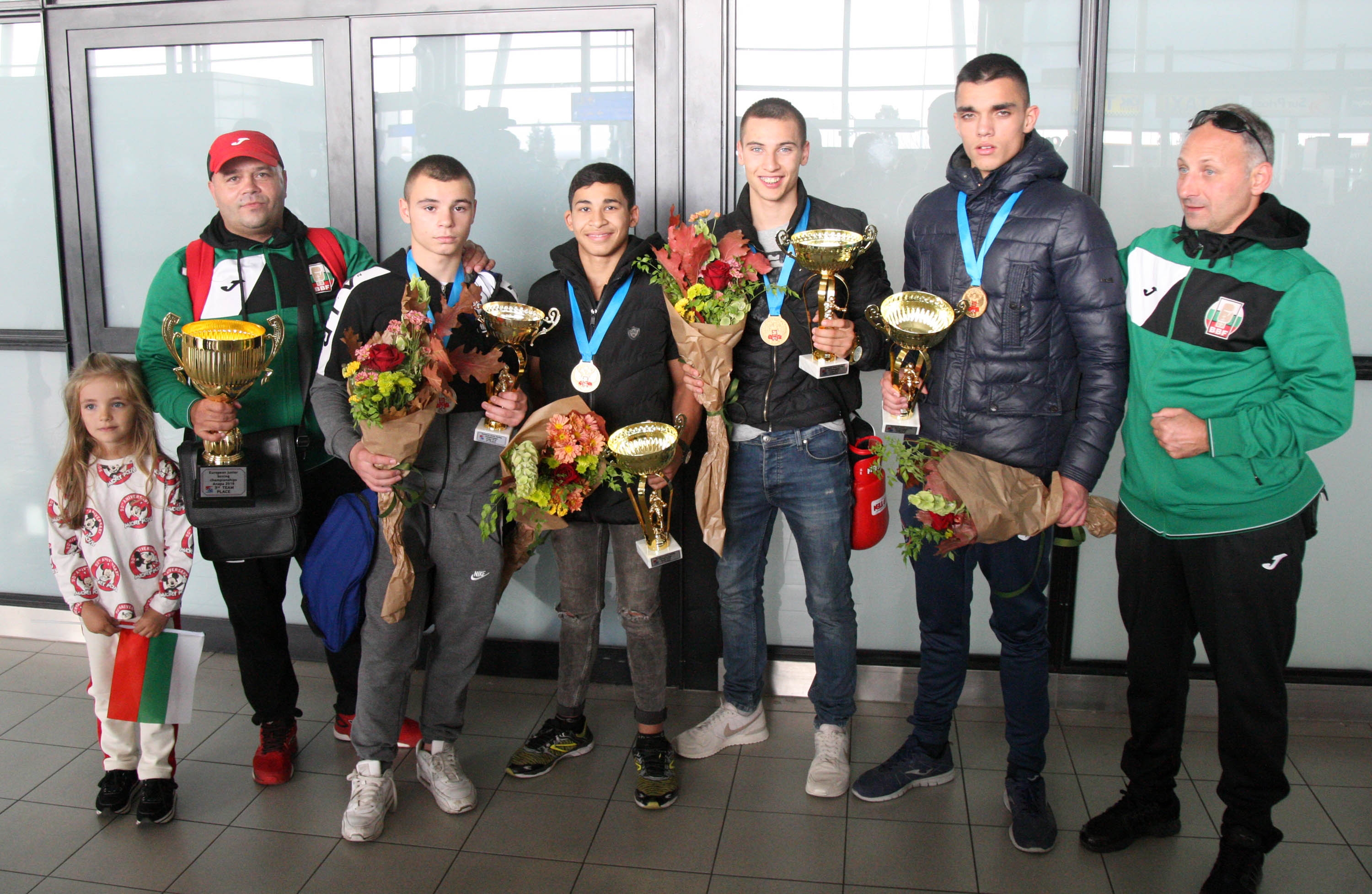 Младите български боксьори бяха посрещнати с Българи юнаци при завръщането
