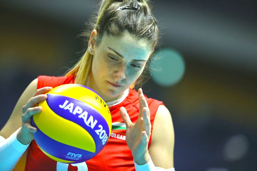 Най новата волейболистка на Марица Пловдив Мирослава Паскова приветства феновете на