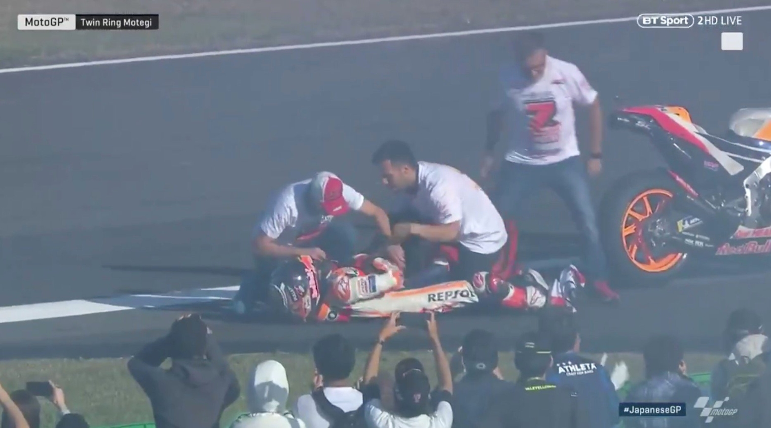 Пилотът на Honda Марк Маркес извади рамото си, докато празнуваше