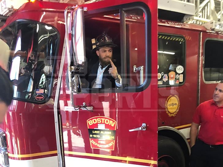 Звездата на UFC Конър Макгрегър посети пожарникарите от Бостън и