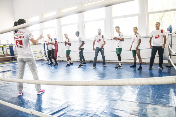 Играчи на Отбор на надеждата тренираха бокс с бившата световна