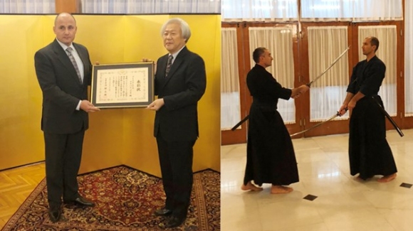 Истински самурайски мечове се развъртяха в резиденцията на японския посланик