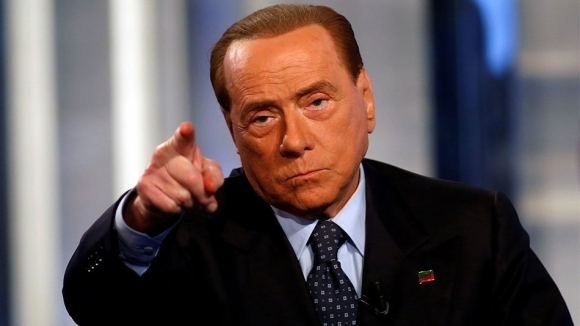 За пореден път бившият президент на Милан Силвио Берлускони засипа