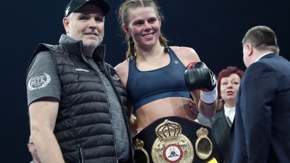 Савана Маршал победи със съдийско решение 100 98 100 98 98 90 Янина