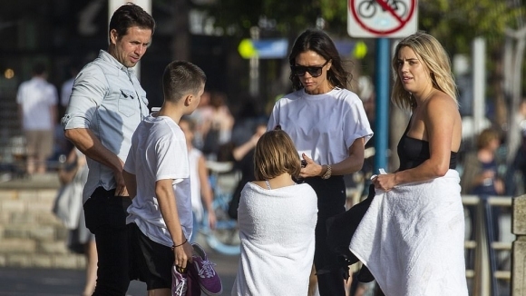 Модната дизайнерка Виктория Бекъм бе взета на подбив в британските