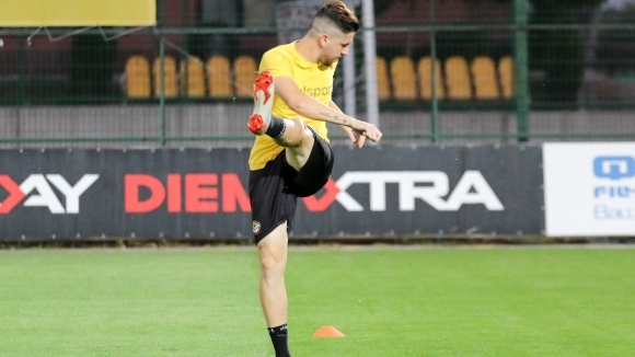 Наставникът на Ботев Пловдив Николай Киров има два сериозни проблема