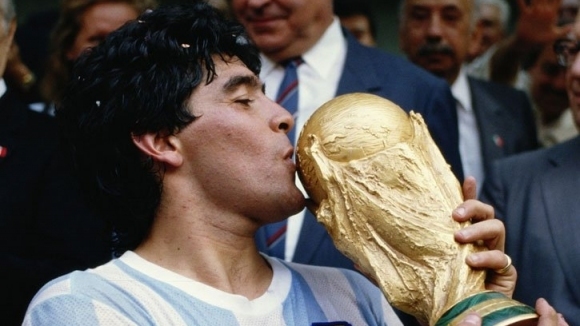 Легендата на Аржентина и световния футбол Диего Армандо Марадона празнува