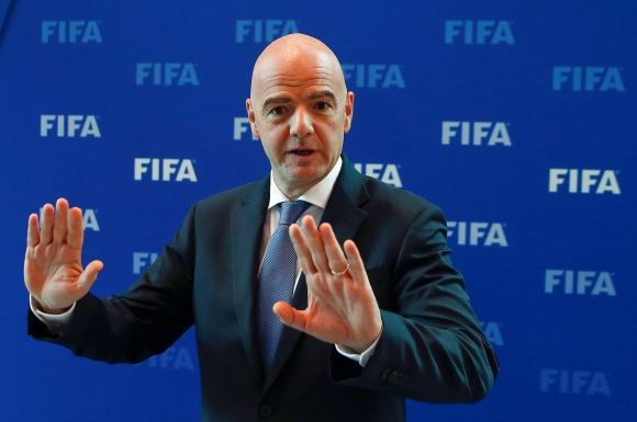 Настоящият президент на ФИФА Джани Инфантино е помогнал на Манчестър