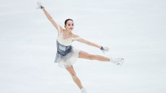 Олимпийската шампионка Алина Загитова от Русия поведе след кратката програма