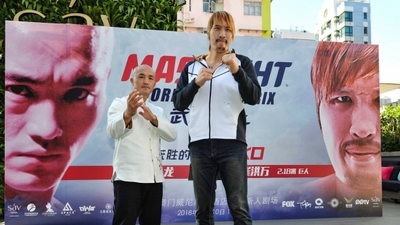 Хонг Ман Чой стърчи като пилон над следващия си съперник