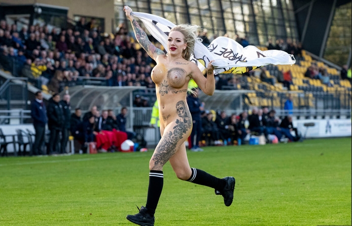 Гола жена зарадва феновете на футболен мач Тя показа прелестите