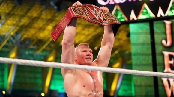 WWE звездата и бивш шампион на UFC в тежка категория
