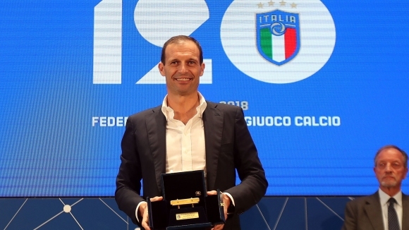 Наставникът на Ювентус Масимилиано Алегри беше награден с приза Златна