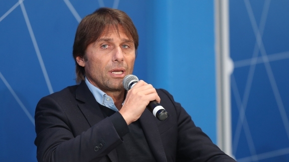 Бившият мениджър на Челси Антонио Конте за момента отрече възможността