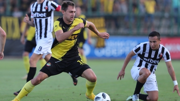 Треньорът на Ботев Пловдив Николай Киров няма да може да