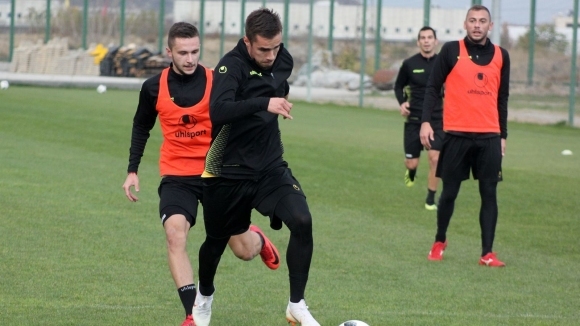 Нов футболист започна тренировки с Ботев Пловдив днес Става въпрос