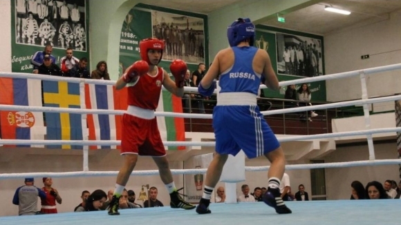 Победа и загуба записаха българските боксьорки в първата сесия от