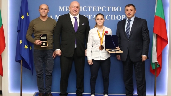 Министърът на младежта и спорта Красен Кралев връчи почетeн плакет