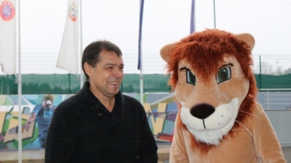 Българският футболен съюз и националният селекционер Петър Хубчев се включиха