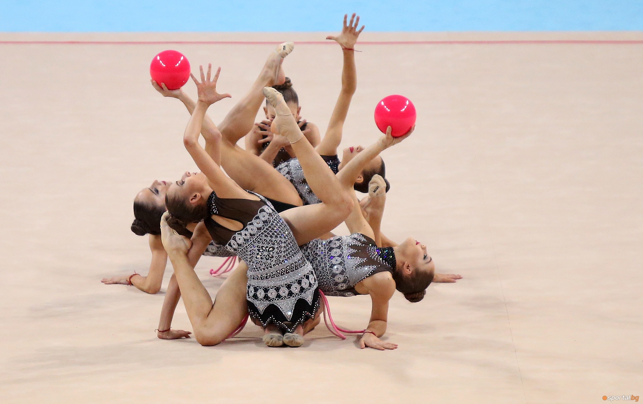 Момичета от ансамбъла на България по художествена гимнастика ще бъдат