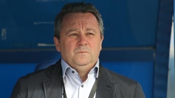 Старши треньорът на Левски Славиша Стоянович внимателно наблюдава изявите на