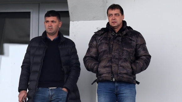 Селекционерът на националния отбор Петър Хубчев гледа на живо мача