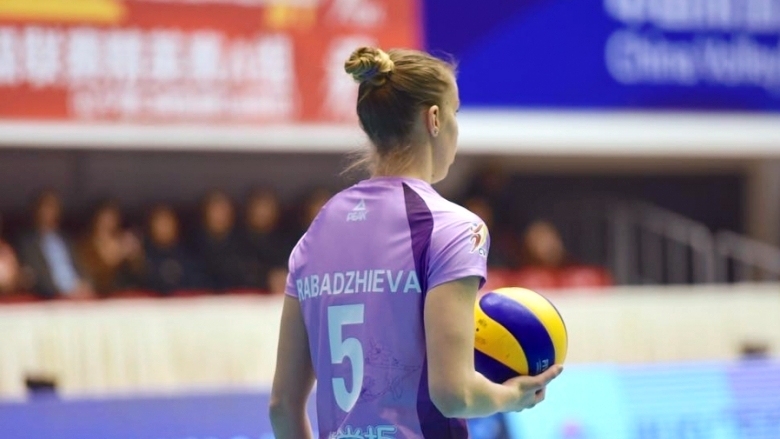 Волейболната националка Добриана Рабаджиева и нейният Гуанджоу Евъргранд започнаха с