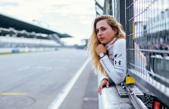 Германската състезателка във Формула 3 София Фльорш се прибира днес