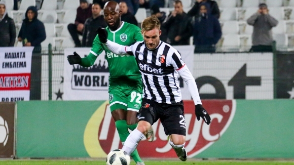 Кадровите проблеми пред треньора на Локомотив Пловдив Бруно Акрапович стават