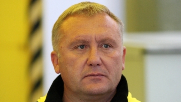 Аматьорският национал Запро Динев подписа официално вчера договор с Ботев